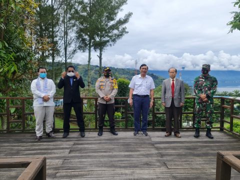 Menteri, Luhut Binsar Panjaitan saat tiba di Parapat, Kabupaten Simalungun. Foto: Humas Polres Simalungun.
