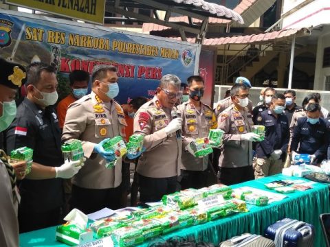 Kapolda Sumut Irjen Pol Martuani Sormin didampingi Kapolrestabes Medan Kombes Pol Riko Sunarko dan jajarannya menunjukkan barang bukti 30 kg sabu yang disita dari seorang tersangka AR yang tewas karena melawan saat pengembangan kasus. Foto : Sumut News