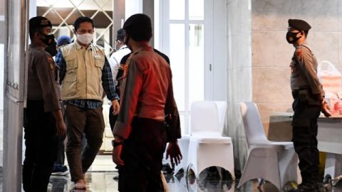 Petugas KPK didampingi petugas kepolisan melakukan penggeledahan di rumah dinas Menteri Kelautan dan Perikanan di Kompleks Widya Chandra, Jakarta, Rabu (2/12). Foto: Hafidz Mubarak A/ANTARA FOTO