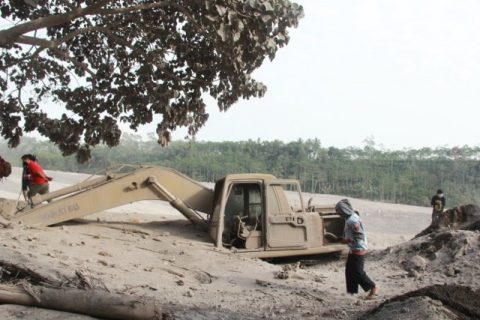 Proses evakuasi sejumlah alat berat dan dump truck pertambangan pasir tertimbun material endapan lahar Gunung Semeru, pada Rabu (2/12/2020). Foto: Ben