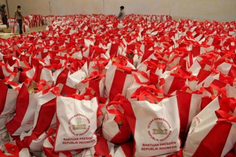 Bantuan paket sembako (bansos) dari Presiden Joko Widodo. Foto: ANTARANEWS