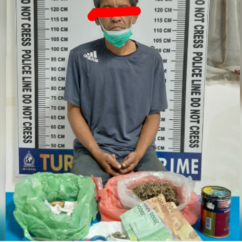 Giat Sirait saat diamankan bersama Barang Bukti Ganja (Cimeng) di Kantor Sat Narkoba Polres Pematangsiantar. Foto: Dok Polres Siantar.