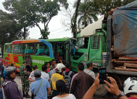 Bus Pariwisata tabrak Truk Colt Diesel Pengangkut kayu. (Foto: R7)