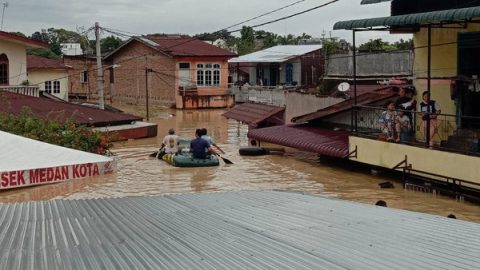 Banjir seatap rumah warga di Medan (Ahmad Arfah-detikcom)