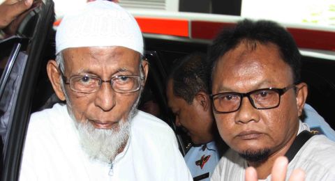 Terpidana kasus terorisme, Abu Bakar Baasyir saat menjalani pemeriksaan kesehatan di RSCM Kencana, Jakarta. Foto: Suara.com