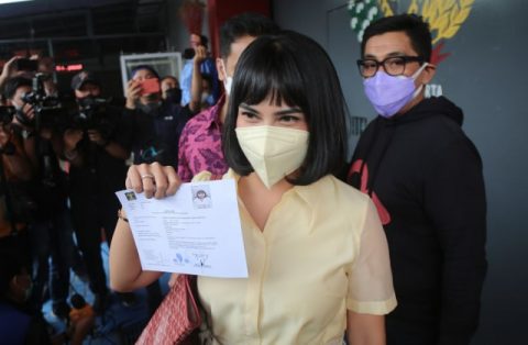 Vanessa Angel saat menyelesaikan administrasi terkait bebas murni di Rutan Pondok Bambu, Jakarta, Senin, (18/1). Foto: Ronny