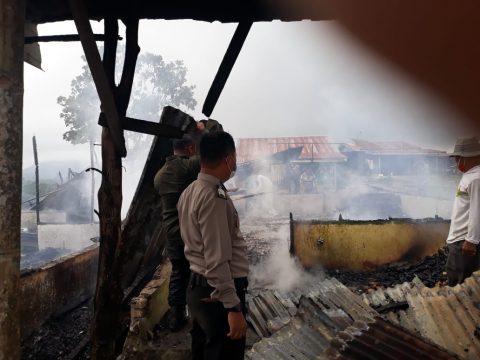 Polres Simalungun saat berada di lokasi terbakarnya Dua Unit Rumah Semi Permanen di Urung Purba, pada Sabtu, (23/01/2021) kemarin. Foto: Dok Humas Polres Simalungun.