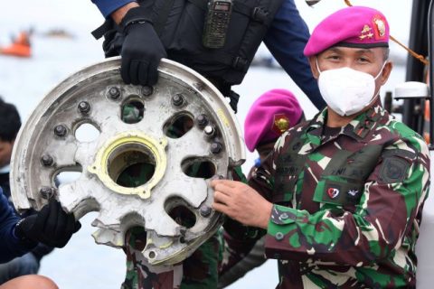 Komandan Korps Marinir Mayor Jenderal TNI Mar Suhartono menunjukkan serpihan dari pesawat Sriwijaya Air SJ 182 yang hilang kontak saat melakukan pencarian di perairan Kepulauan Seribu, Jakarta, Minggu (10/1). Foto: M Risyal Hidayat/ANTARA FOTO