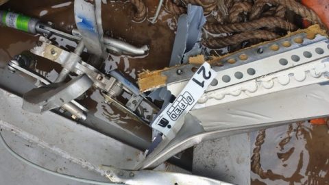 Denjaka TNI AL temukan benda yang diduga serpihan dari pesawat Sriwijaya Air SJ 182 rute Jakarta - Pontianak yang hilang kontak di perairan Pulau Seribu, Jakarta, Minggu (10/1). Foto: Iqbal Firdaus/kumparan