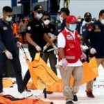 Timsar dan Polisi saat mengevakuasi kantong jenazah, diduga bagian Pesawat dan potongan tubuh korban SJ 182. Foto: CNN.com