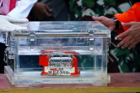 Black box atau Flight Data Recorder (FDR) Sriwijaya Air SJ 182 dihadirkan saat konpers di Dermaga JICT, Jakarta, Selasa (12/1). Foto: Ajeng Dinar Ulfiana/REUTERS