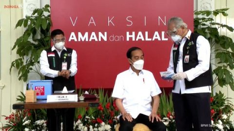Presiden Joko Widodo sebelum disuntik vaksin corona Sinovac saat vaksiasi di Istana Negara, Jakarta, Rabu (13/1). Foto: Youtube/@Sekretariat Presiden