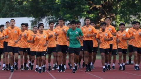 Latihan perdana Timnas U-19 berlangsung di Stadion Madya, Jakarta, Senin (16/11). Foto: Twitter/@pssi