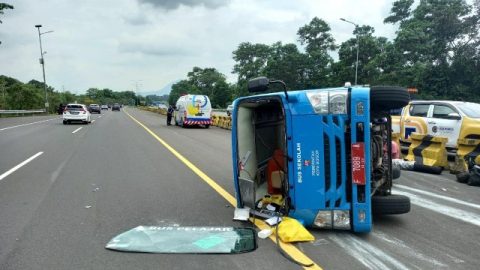 Bus pembawa pasien corona terguling di Tol Jagorawi. Foto: Dok. Istimewa