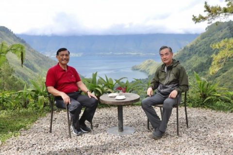 Menko Marves Luhut Binsar Panjaitan saat berbincang denan Menlu China Wang Yi di Danau Toba, Sumatera Utara, Rabu (13/01/2021). Foto: Instagram/@luhut.pandjaitan