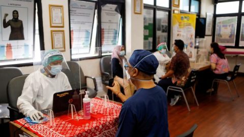 Menteri Kesehatan Budi Gunadi Sadikin memberikan paparan saat menghadiri rapat kerja bersama Komisi IX DPR di Kompleks Parlemen, Senayan, Jakarta, Rabu (13/01/2021). Foto: Rivan Awal Lingga/ANTARA FOTO