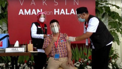 Raffi Ahmad usai disuntik vaksin corona Sinovac saat vaksinasi di Istana Negara, Jakarta, Rabu (13/01/2021). Foto: Youtube/@Sekretariat Presiden