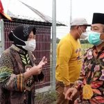 Menteri Sosial Tri Rismaharini dan rombongan saat meninjau lokasi gempa di Mamuju, Sulawesi Barat, pada Jumat (15/01/2021). Foto: Antara.