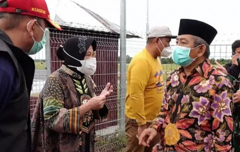 Menteri Sosial Tri Rismaharini dan rombongan saat meninjau lokasi gempa di Mamuju, Sulawesi Barat, pada Jumat (15/01/2021). Foto: Antara.