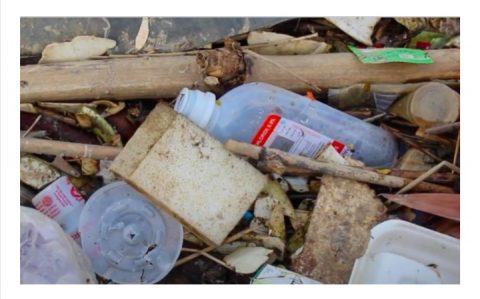 Limbah rumah tangga yang bercampur dengan limbah medis. Sampah dan limbah potensial sebagai pembawa infeksi. Foto: Adi Renaldi/Mongabay