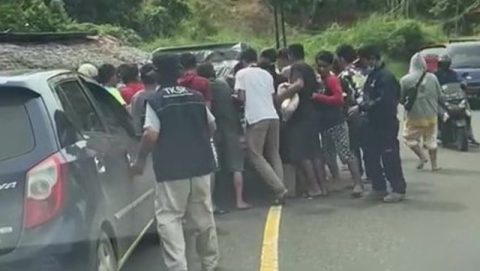 Warga mengadang bantuan sembako yang akan menuju Kota Mamuju. Foto: Tangkapan layar video