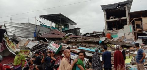 Proses evakuasi warga korban gempa 6,2 M di Majene. Foto: Dok. Awal Dion/Sulbar Kini