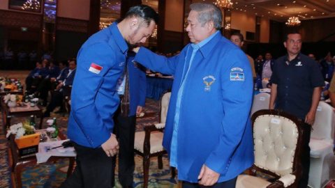 Agus Harimurti Yudhoyono (kiri) dan Susilo Bambang Yudhoyono (kanan) di Kongres V Partai Demokrat di Jakarta. Foto: Dok. Istimewa