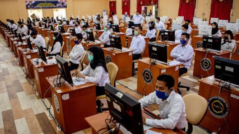 Peserta mengikuti Seleksi Kompetensi Bidang (SKB) berbasis Computer Assisted Test (CAT) untuk CPNS di Kantor BKN Regional VII Palembang, Sumatera Selatan, Selasa (1/9). Foto: Nova Wahyudi/ANTARA FOTO