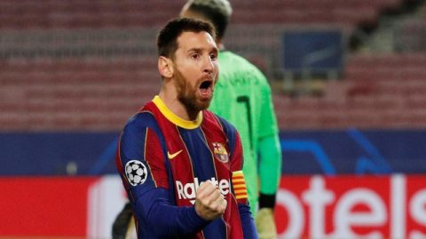 Pemain Barcelona Lionel Messi berselebrasi usai mencetak gol ke gawang Paris St Germain di Stadion Camp Nou, Barcelona, Spanyol, Selasa (16/2). Foto: Albert Gea/REUTERS