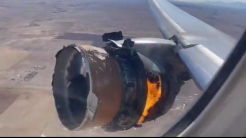 Tangkapan layar, Pesawat United Airlines yang salah satu mesinnya terbakar. Twitter @michaelagiulia