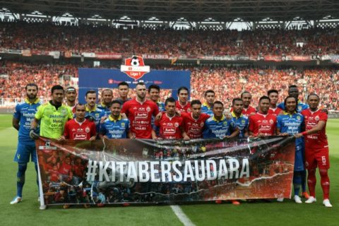 Pemain Persija Jakarta dan Persib Bandung foto bersama di Stadion Gelora Bung Karno, Jakarta. Foto: Nugroho Sejati/kumparan