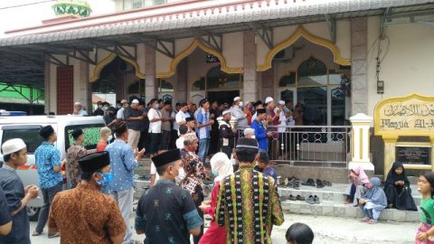 Suasana di Masjid Al Iman saat jenazah korban tabrakan di Pabatu disholatkan. Foto : Sumut News