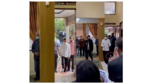 Aksi Jokowi lepas sepatu saat masuk ke rumah duka Ketum Bara JP Viktor S Sirait (twitter.com/SrikandiGaruda)