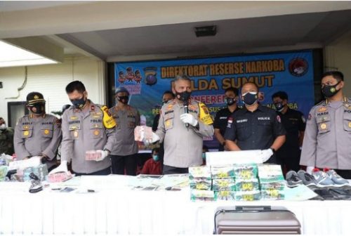 Konferensi pers Poldasu usai berhasil menangkap Jaringan Banda Sabu Man Batak di Medan Sumatera Utara. Foto: Instagram @martuani_sormin87