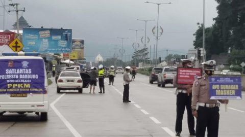 Satlantas Polresta Bandung razia PPKM di Simpang Dago, Bandung, Jawa Barat, Minggu (7/2). Foto: Dok. Istimewa