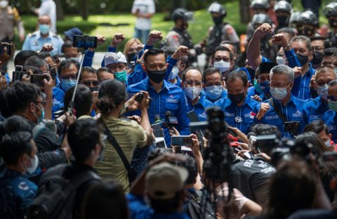 Ketua Umum Partai Demokrat Agus Harimurti Yudhoyono (AHY) memberikan keterangan pers sebelum memasuki gedung Kementerian Hukum dan HAM. Foto: Aditya Pradana Putra/Antara Foto