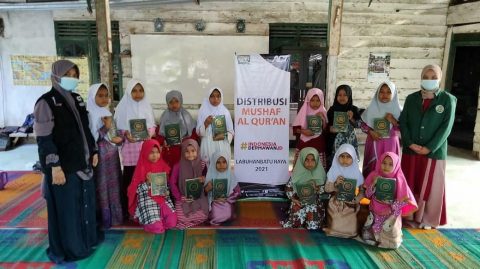 Foto Besama Tim ACT dengan Masyarakat Relawan Indonesia Labuhanbatu, usai memberikan Alquran kepada puluhan santri di Yayasan Madrasatul Hasianna. Foto: Amlin NST/IndoTodays.