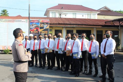 Baju putih, sejumlah personil Polres Pematangsiantar, usai menerima Reward Prestasi dari Kapolres Pematangsiantar. Foto: Dok. Polres Pematangsiantar.