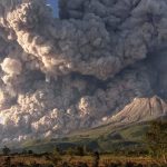 Gunung Sinabung menyemburkan material vulkanik saat erupsi di Desa Kuta Rakyat, Naman Teran, Karo, Sumatera Utara, Selasa (2/3/2021). Foto: Sastrawan Ginting/ANTARA FOTO