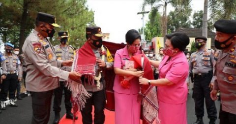 Foto: Irjen RZ Panca Putra Simanjuntak dipakaikan kain Ulos Batak saat memasuki Mapolda Sumut setelah resmi menjabat Kapolda Sumut (Ahmad Arfah/detikcom)