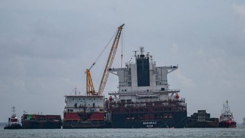 Kapal kargodiperbaiki di perairan Selat Malaka, Belakang Padang, Batam, Kepulauan Riau, Senin (31/8/2020). Foto: M N Kanwa /ANTARA FOTO