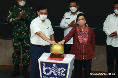 Menteri Keuangan, Sri Mulyani dan Menteri Koordinator Kemaritiman dan Investasi Luhut Binsar Panjaitan dalam peluncuran BLE. Foto: Dok Kemenkeu