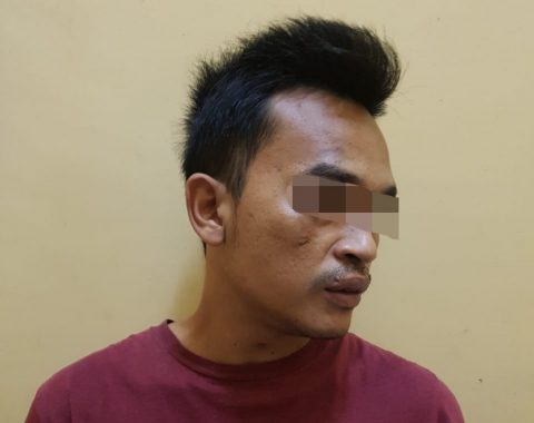 Agung, salah satu pelaku pengeroyokan terhadap dua anggota PP Siantar Barat, diamankan di Mapolsek Siantar Barat, Jumat (19/3/2021). Foto: Dok. Polsek Siantar Barat.