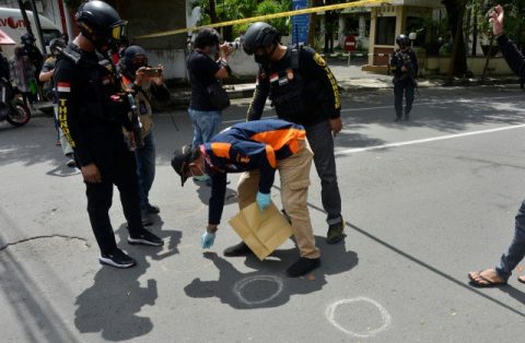 Petugas kepolisian melakukan pemeriksaan di sekitar sisa-sisa ledakan dugaan bom bunuh diri di depan Gereja Katolik Katedral, Makassar, Sulawesi Selatan, Minggu (28/3). Foto: Abriawan Abhe/ANTARA FOTO