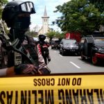Petugas kepolisian berjaga di lokasi dugaan bom bunuh diri di depan Gereja Katedral Makassar, Sulawesi Selatan, Minggu (28/3). Foto: Abriawan Abhe/ANTARA FOTO