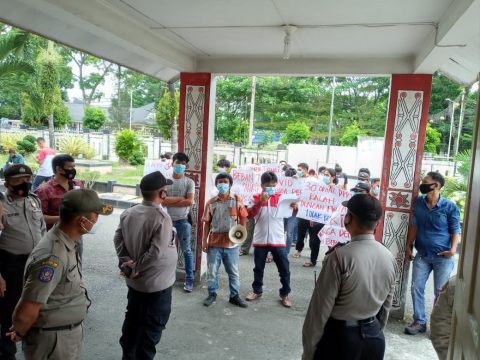 DPD LSM PMPRI saat berunjukrasa di depan Kantor DPRD Kota Pematangsiatar, Kamis (01/04/2021). Foto: Redaksi.