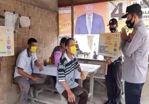 Kapolsek Tebing Tinggi Doraria S Simanjuntak, SH, MH saat melakukan giat Operasi Yustisi di wilayah Hukum Polsek Tebing Tinggi. Foto: Roy.