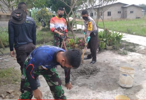 Gotong Royong Polsek Rambutan dan Koramil 13. Foto: Dokm istimewa.