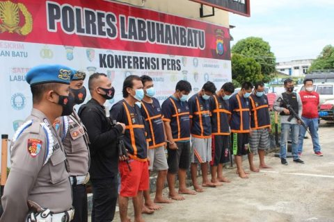 Para tersangka pelaku Pencurian Baterei Tower saat di tunjukkan Polres Labuhanbatu ketika menggelar Konferensi Pers. Foto: Polres Labuhan Batu.