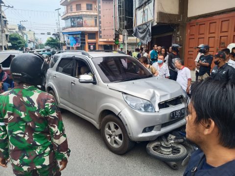 Mobil Toyota Rush BK 1185 HU usai menambrak Sepeda Motor merek Revo tidak memiliki Plat BK. Foto: Roy.